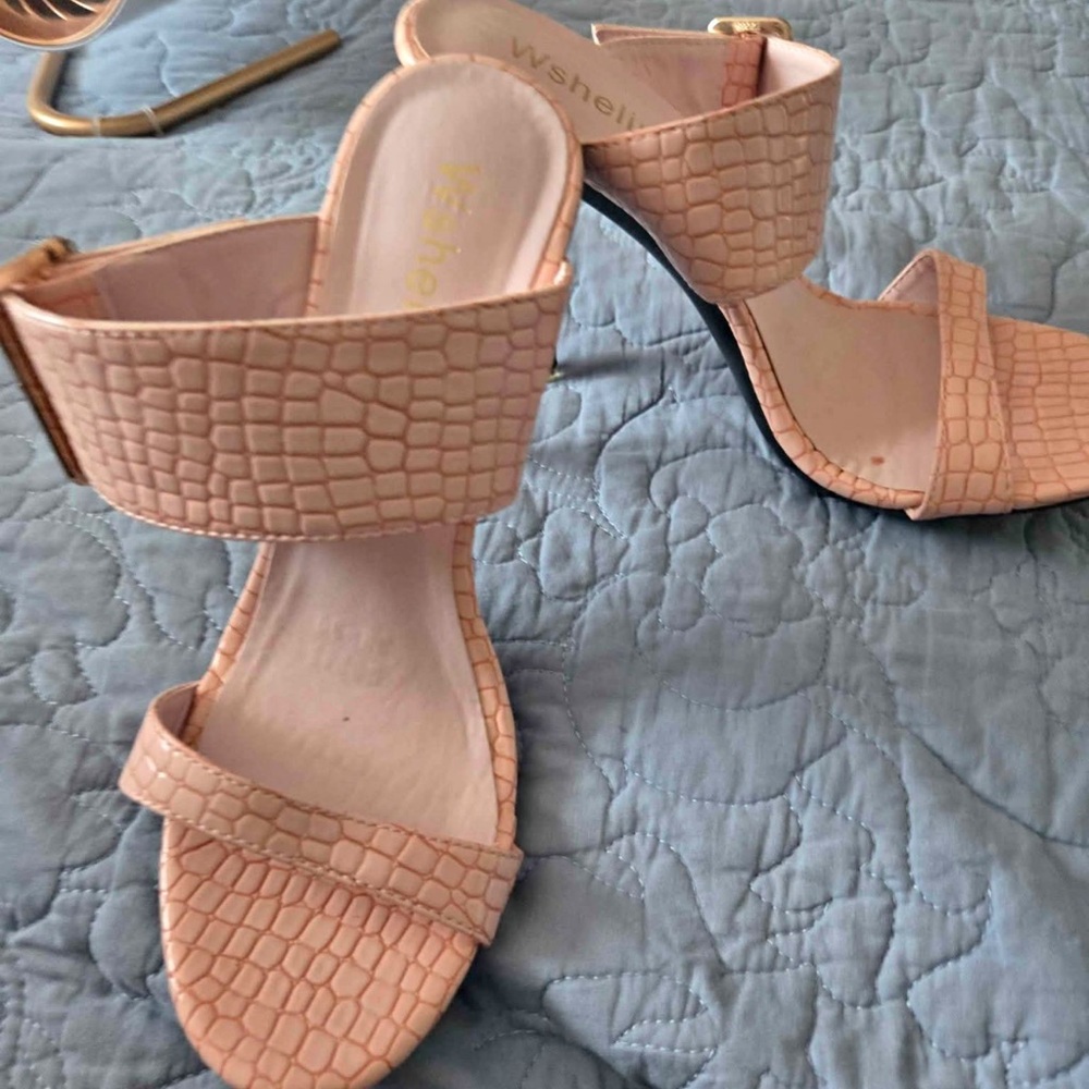 Elegant Pink Croc-Embossed Heels
